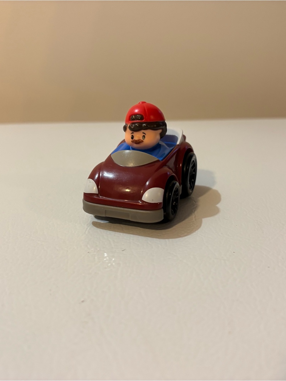 3/15$ 🐸 Fisher Price Little People Red Car Wheelie With Red Hat Brunette Driver